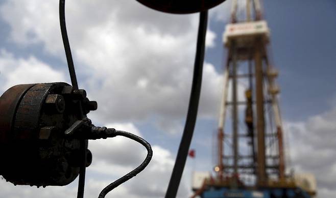 2015년 4월 베네수엘라 모나가스 주에서 베네수엘라 국영 석유기업 PDVSA의 유정에 달린 밸브에서 원유가 떨어지고 있다. 연합뉴스