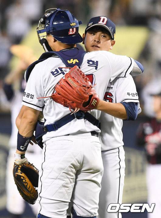 [OSEN=잠실,박준형 기자] 두산 베어스가 역전승으로 정규 시즌 우승을 확정지었다. 지난 1995년 이후 21년 만의 정규 시즌 우승이다.두산은 22일 잠실구장에서 열린 ‘2016 타이어뱅크 KBO리그’ kt 위즈와의 경기에서 장원준의 호투, 오재일의 역전 투런포 등을 묶어 9-2로 이겼다. 두산은 9연승으로 시즌 90승(46패 1무)째를 수확. 자력으로 정규 시즌 우승을 확정지었다. 반면 kt는 시즌 83패(49승 2무)째를 기록했다.두산은 지난 1995년 정규 시즌 우승을 거머쥔 뒤 21년 만에 정상에 올랐다.경기종료 후 두산 선수들이 기뻐하고 있다./ soul1014@osen.co.kr