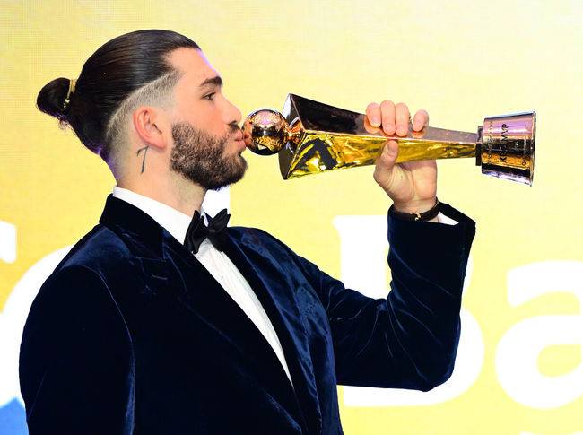 [OSEN=지형준 기자] 24일 오후 서울 잠실 롯데호텔 월드 크리스탈볼룸에서 ‘2025 신한 SOL뱅크 KBO 시상식’이 열렸다.예상대로였다. 한화 이글스 코디 폰세(31)가 2025시즌 MVP로 선정됐다.&nbsp;폰세는&nbsp;기자단 투표 124표 중 96표(76%)를 얻어 23표에 그친 르윈 디아즈(삼성)를 제치고 수상했다. SSG&nbsp;앤더슨, 삼성 후라도, NC 라일리, KT 안현민, 롯데 레이예스가 각각 1표식 얻었다. 폰세는&nbsp;부상으로 The Kia EV6 전기차를 부상으로 받았다.&nbsp;MVP를 수상한 한화 폰세가 트로피에 키스를 하고 있다. 2025.11.24 /jpnews@osen.co.kr