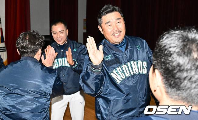 [OSEN=창원, 이석우 기자] NC 다이노스가 5일 마산야구센터 올림픽기념관 공연장에서 2026년 신년회를 개최했다.이번 신년회에는 이진만 대표이사, 임선남 단장, 이호준 감독, 공필성 퓨처스 감독, 주장 박민우를 비롯해 선수, 코칭스태프, 임직원 등 200명이 참가했다.이호준 감독과 공필성 C팀 감독이 선수들과 하이파이브를 하고 있다. 2026.01.05 / foto0307@osen.co.kr