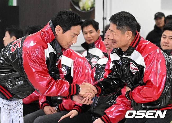 [OSEN=잠실, 이대선 기자] 6일 오후 서울 잠실야구장에서 LG 트윈스 2026년 선수단 신년인사회가 열렸다.LG 트윈스는 염경엽 감독이 이끄는 1군 코치진은 김정준 수석코치, 김용일 수석트레이너, 모창민-김재율 타격코치, 김광삼-장진용 투수코치, 김일경 수비코치, 정수성 작전코치, 송지만 주루 및 외야수비코치 등 기존 인원이 대부분 유임됐으며 2026시즌 2연패 도전을 함께할 코칭스태프 구성을 완료했다.염경엽 감독과 김인석 대표이사가 인사를 하고 있다. 2026.01.06 /sunday@osen.co.kr