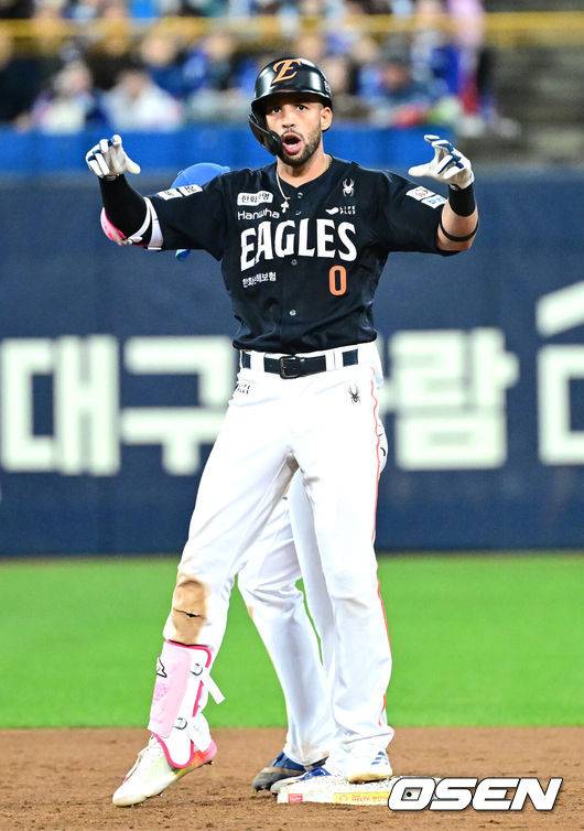 [OSEN=대구, 최규한 기자] 21일 대구 삼성라이온즈파크에서 ‘2025 신한 SOL Bank KBO리그’ 포스트시즌 플레이오프 3차전 삼성 라이온즈와 한화 이글스의 경기가 열렸다.홈팀 삼성은 아리엘 후라도, 방문팀 한화는 류현진을 선발로 내세웠다.5회초 1사 2루 상황 한화 리베라토가 추격의 1타점 2루타를 날리고 2루에 안착해 환호하고 있다. 2025.10.21 / dreamer@osen.co.kr