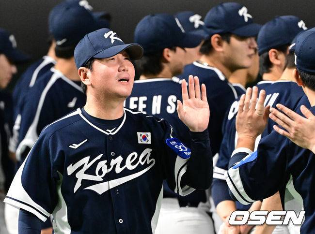 [OSEN=도쿄(일본), 조은정 기자] 한국 야구 대표팀이 한일전 첫 번째 경기에서 뼈아픈 역전패를 허용했다. 2023년 WBC(월드베이스볼클래식)에 이어서 또 한 번 마운드의 차이를 여실히 느꼈다.한국은 15일 일본 도쿄도 도쿄돔에서 열린 ‘2025 NAVER K-BASEBALL SERIES’ 일본과의 1차전에서 4-11&nbsp;역전패를 당했다. 이날 패배로 한국은 성인 대표팀 경기에서 2015년 프리미어12 준결승 4-3 승리 이후&nbsp;일본에 10연패(아시안게임 제외)를 당하고 말았다.경기 전 류지현 감독이 선수단과 하이파이브를 하고 있다. 2025.11.15. /cej@osen.co.kr