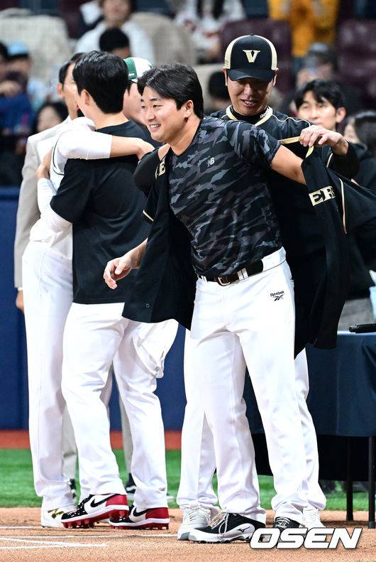 [OSEN=고척, 최규한 기자] 30일 오후 서울 고척스카이돔에서 '더 제너레이션 매치’가 열렸다. 이번 경기는 '세대를 잇는 한판 승부'를 콘셉트로 팀 베테랑에는 김현수, 양의지, 강민호, 임찬규, 박건우 등이 포진하며, 팀 라이징에는 원태인, 안현민, 이의리, 김영웅, 김택연 등이 출전한다. 메이저리거 김혜성과 고우석이 경기에 나서 유니폼을 입고 있다. 2025.11.30 / dreamer@osen.co.kr