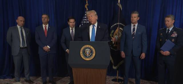 ▲ 도널드 트럼프(가운뎨) 미국 대통령이 3일(현지시간) 군대를 동원해 니콜라스 마두로 베네수엘라 대통령을 체포한 뒤 플로리다주 마러라고에서 기자회견을 하고 있다. ⓒ신화통신=연합뉴스