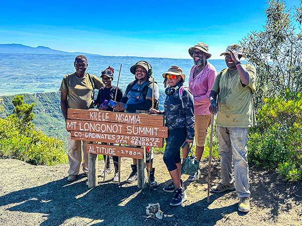 해발 2,776m 롱고놋산 정상에 오른 기쁨을 나누며 인증사진을 남기고 있는 방문객들.