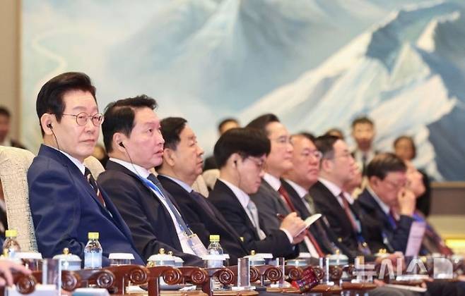 중국을 국빈 방문 중인 이재명 대통령이 5일(현지 시간) 베이징 조어대에서 열린 한중 비즈니스 포럼에서 허리펑 중국 국무원 경제담당 부총리의 발언을 듣고 있다. 2026.01.05. 뉴시스