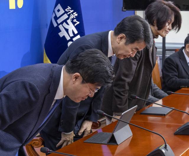 더불어민주당 문진석 원내대표 직무대행(가운데)과 한정애 정책위의장(오른쪽)이 6일 국회에서 열린 원내대책회의에 입장해 인사하고 있다. 연합뉴스