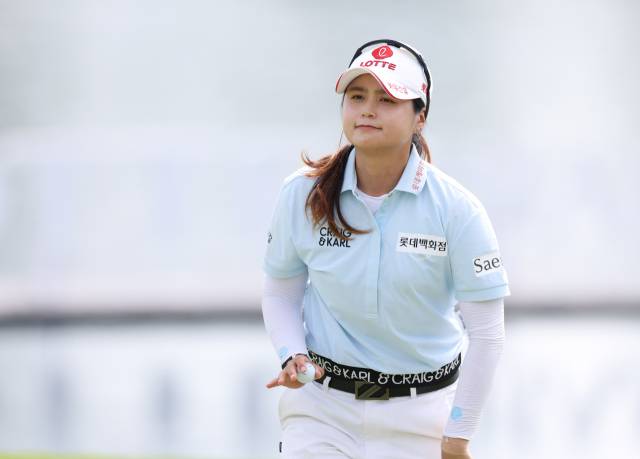 갤러리에게 인사하고 있는 최혜진. 사진 제공=대홍기획