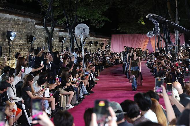 지난해 9월1일 서울 중구 정동 덕수궁돌담길에서 열린 서울패션위크 앤더슨벨 오프닝쇼에서 모델들이 런웨이를 걷고 있다.ⓒ연합뉴스