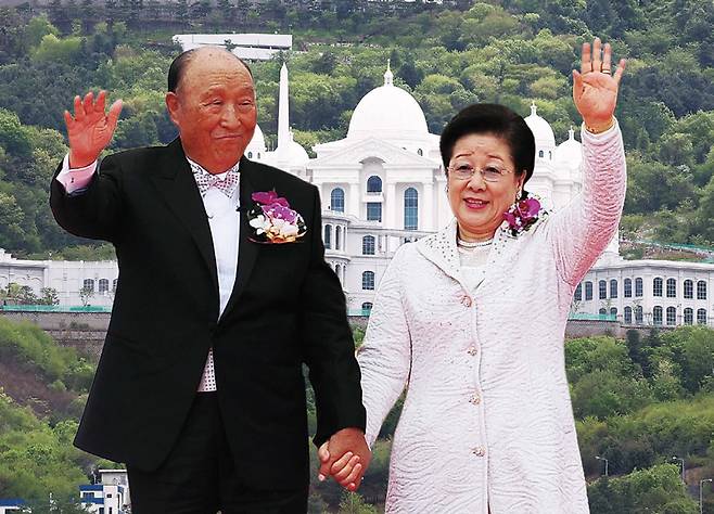 통일교 천정궁을 배경으로 한 고(故) 문선명 통일교 창시자와 한학자 총재 모습 ⓒ시사저널 임준선·세계일보