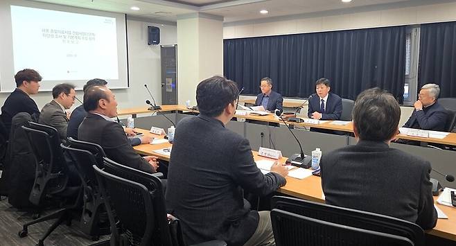 6일 도청 소회의실에서 박정주 행정부지사와 성만제 보건복지국장, 홍성의료원, 충남공공보건의료지원단, 용역 수행기관 관계자 등 20여 명이 참석한 가운데 '내포 종합의료시설 건립사업(2단계) 타당성 조사 및 기본계획 수립 용역 착수보고회'를 개최했다. ⓒ충남도 제공