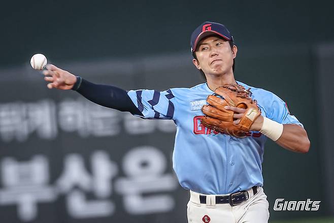 롯데 전민재가 지난해 8월 7일 사직구장에서 열린 KIA전 도중 송구하고 있다. 사진제공|롯데 자이언츠