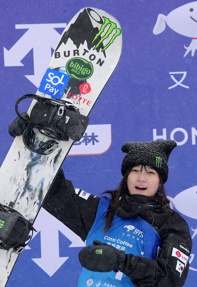 최가온이 2026밀라노·코르티나담페초동계올림픽을 앞두고 기대감을 키우고 있다. 지난해 12월 12일 중국 장자커우에서 열린 2025~2026시즌 국제스키연맹(FIS) 스노보드 월드컵 여자 하프파이프 금메달도 그의 차지였다. 장자커우｜신화뉴시스