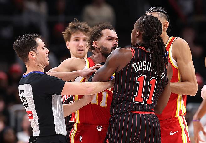 애틀랜타 트레이 영이 지난달 시카고 불스전에서 아요 도순무와 몸싸움을 하고 있다. Getty Images코리아