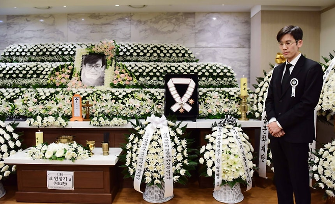 故 안성기의 장남 안다빈이 5일부터 서울 성모병원에 차려진 고인의 빈소에 상주로 자리를 지키고 있다. 사진공동취재단