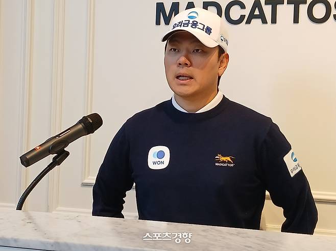 이정환이 6일 의류후원사 매드캐토스 매장이 있는 서울 신사동에서 기자회견을 하고 있다.