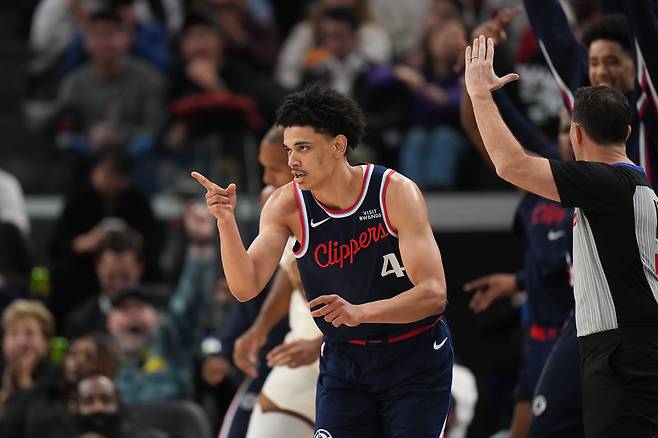 코비 샌더스가 6일 미국 캘리포니아주 잉글우드의 인튜이트돔에서 열린 골든스테이트 워리어스와 2025~2026 미국프로농구 정규리그 홈경기에서 슛을 성공시킨 뒤 세리머니를 하고 있다.    잉글우드 | AP연합뉴스