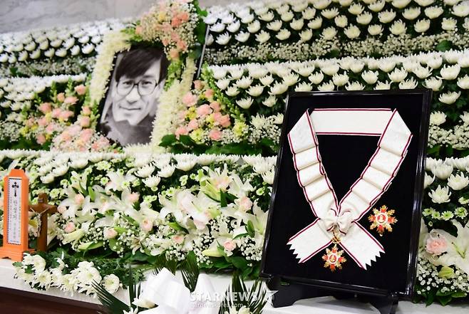 (서울=뉴스1) 사진공동취재단 = 5일 서울 서초구 서울성모병원 장례식장에 마련된 배우 안성기의 빈소에 금관문화훈장이 놓여있다. 2026.1.5/뉴스1  Copyright (C) 뉴스1. All rights reserved. 무단 전재 및 재배포,  AI학습 이용 금지. /사진=(서울=뉴스1) 사진공동취재단