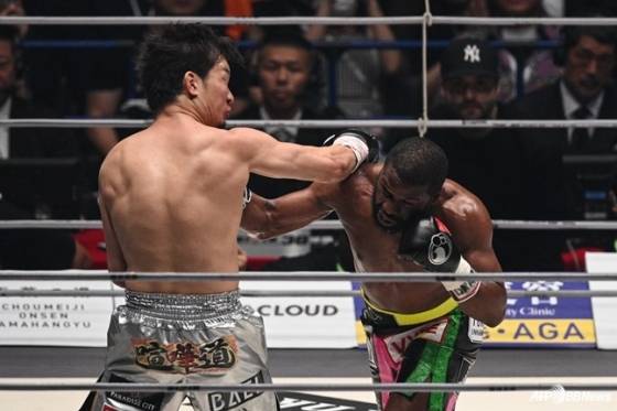 지난 2022년 플로이드 메이웨더(오른쪽)와 경기 중 아사쿠라 미쿠루가 오른손 카운터를 맞고 있다. /AFPBBNews=뉴스1