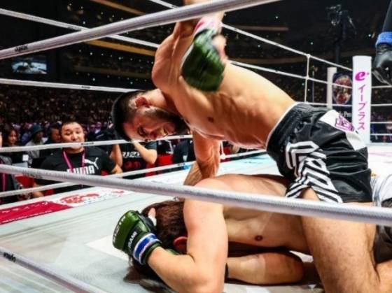 아사쿠라(아래)가 셰이둘라예프의 파운딩에 얼굴을 감싸쥐고 피하고 있다.  /사진=RIZIN 공식 SNS