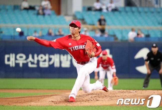 2018시즌 9월 KIA 타이거즈 소속으로 투구에 나선 임창용. 한미일 프로 통산 1000번째 경기에 나섰던 모습. /사진=뉴스1