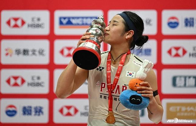 월드 파이널스 우승 후 트로피에 입을 맞추는 안세영. /AFPBBNews=뉴스1