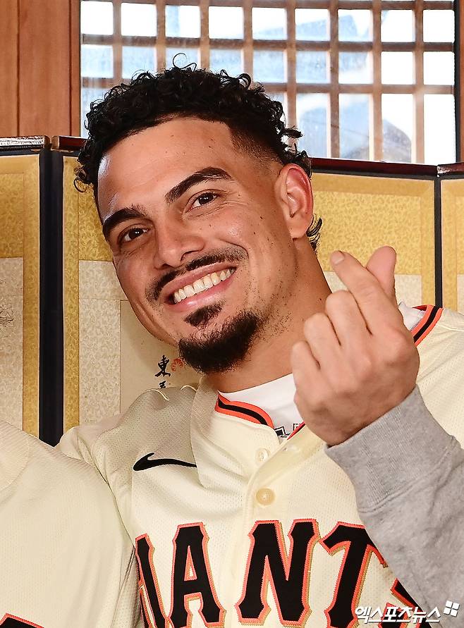 미국 메이저리그 샌프란시스코 자이언츠의 내야수 윌리 아다메스가 6일 서울 종로구 클래식고택 디토에서 열린 소속팀 샌프란시스코 방한 행사에 참석했다. 비텔로 감독과 아다메스는 이정후와 함께 비빔밥 만들기, 삼겹살 굽기 등에 도전했다. 넷플릭스 예능 '흑백요리사' 등으로 잘 알려진 스타 셰프 최현석과 만족스러운 한끼를 즐겼다. 식사를 마친 뒤에는 비석치기, 달고나 만들기에 나섰다. 아다메스, 비텔로 감독은 물론 이정후까지 승부욕을 불태우면서 즐거운 시간을 보냈다. 샌프란시스코는 오는 7일 오후 경기도 이천에 있는 LG 트윈스의 2군 훈련장 LG챔피언스파크에서 휘문고등학교, 덕수고등학교 선수 60여 명을 초청해 클리닉을 진행한다. 종로구, 박지영 기자