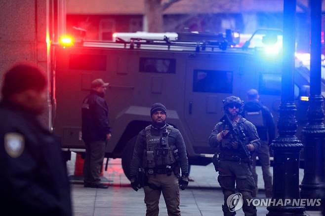 법원 청사로 진입하는 마두로 호송추정 장갑트럭 [뉴욕 로이터=연합뉴스. 재판매 및 DB 금지]