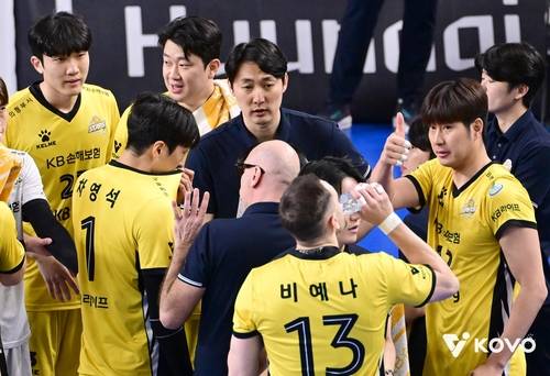 작전 지시하는 하현용 KB손해보험 감독대행(중앙) [한국배구연맹 제공. 재판매 및 DB 금지]