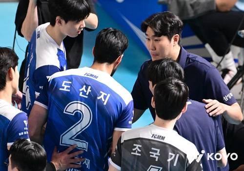 선수들과 이야기하는 고준용 삼성화재 감독대행(오른쪽) [한국배구연맹 제공. 재판매 및 DB 금지]