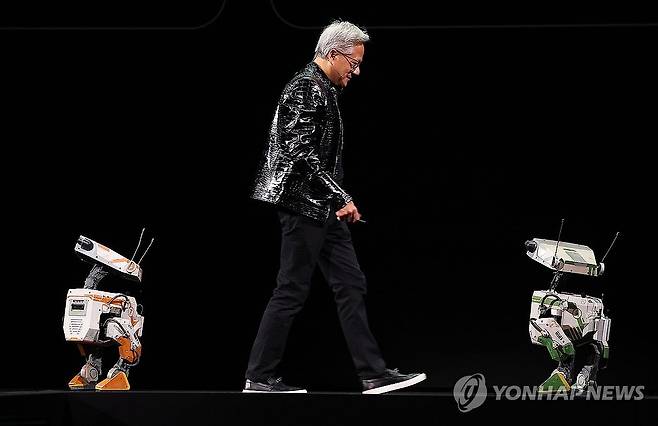 로봇과 함께 기조연설하는 젠슨 황 (라스베이거스=연합뉴스) 김성민 기자 = 젠슨 황 엔비디아 CEO가 5일(현지시간) 미국 네바다주 라스베이거스 퐁텐블로 호텔에서 열린 엔비디아 CES 2026 라이브에서 로봇과 함께 기조연설을 하고 있다. 2026.1.62026.1.6 ksm7976@yna.co.kr