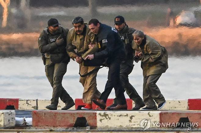 헬기에서 내려 호송차량으로 향하는 마두로 대통령 [뉴욕 EPA=연합뉴스. 재판매 및 DB 금지]