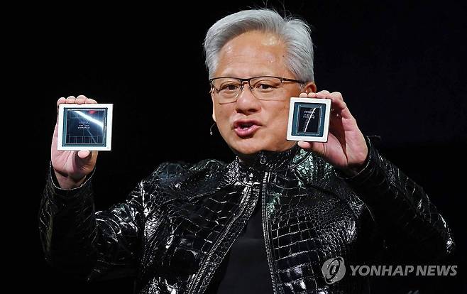 루빈 GPU 선보이는 젠슨 황 (라스베이거스=연합뉴스) 김성민 기자 = 젠슨 황 엔비디아 CEO가 5일(현지시간) 미국 네바다주 라스베이거스 퐁텐블로 호텔에서 열린 엔비디아 CES 2026 라이브에서 차세대 그래픽처리장치(GPU)루빈 GPU를 선보이고 있다. 2026.1.6 [공동취재] ksm7976@yna.co.kr