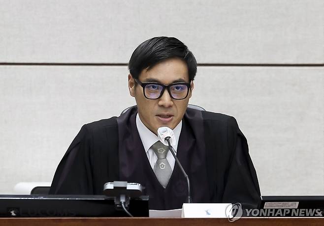 발언하는 백대현 부장판사 (서울=연합뉴스) 백대현 부장판사가 26일 서울 서초구 서울중앙지법에서 열린 윤석열 전 대통령에 대한 특수공무집행방해, 직권남용 권리행사방해 등 혐의 사건 1차 공판에서 발언하고 있다. 2025.9.26 [사진공동취재단] photo@yna.co.kr