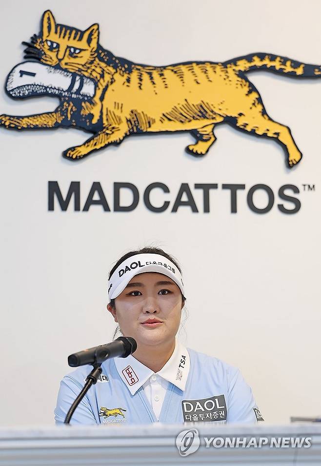 유해란, 2026시즌 앞두고 (서울=연합뉴스) 류영석 기자 = 미국여자프로골프(LPGA) 투어에서 활약 중인 유해란이 6일 서울 강남구 매드캐토스 컨트리클럽 플래그십스토어에서 취재진 질문에 답변하고 있다. 2026.1.6 ondol@yna.co.kr