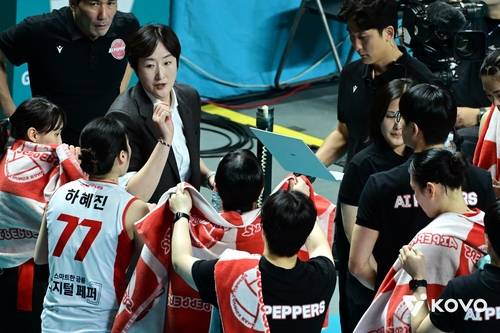 장소연 감독(중앙)의 지시를 듣는 페퍼저축은행 선수들 [한국배구연맹 제공. 재판매 및 DB 금지]