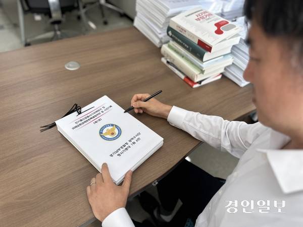 2천500억원 상당의 보이스피싱 수익금을 세탁한 자금세탁업체 대표 등을 수사한 수원지검 김병진(변7·형사부) 검사가 사건 자료를 살펴보고 있다. 2025.1.6 /목은수기자wood@kyeongin.com