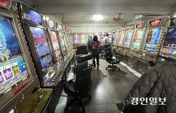 경기도내 곳곳에 불법 행위를 조장하는 성인오락실이 운영되고 있어 당국의 단속이 요구되고 있다. 사진은 7일 경기도내 한 성인오락실에서 시민들이 오락을 즐기고 있는 모습. 2026.1.7 /최은성기자 ces7198@kyeongin.com