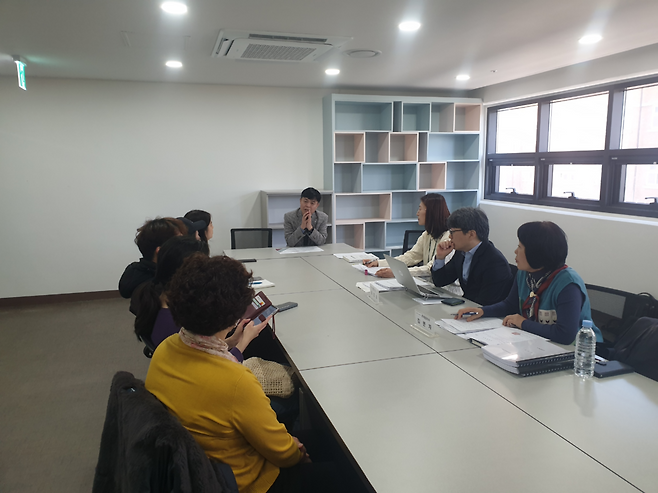 인천시 집합건물 관리 지원단이 전문가 무료 상담을 진행하고 있다. <인천시 제공>