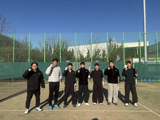 대전 동구 소속 소프트테니스팀이 12월 18일 판암소프트테니스장에서 기념 촬영을 하고 있다.(사진=심효준 기자)