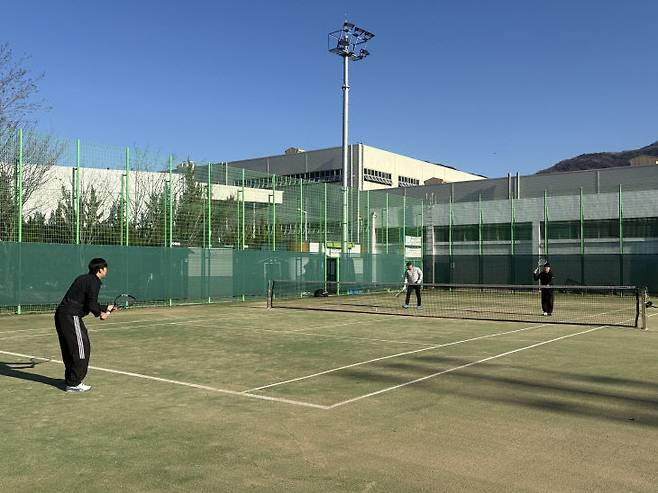 대전 동구 소프트테니스팀이 판암소프트테니스장에서 훈련을 진행하고 있다.(사진=심효준 기자)