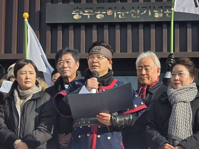 최정용 충남행복한학교 교장협의회장이 7일 아산 현충사 앞에서 충남교육감 출마 기자회견을 하고 있다.