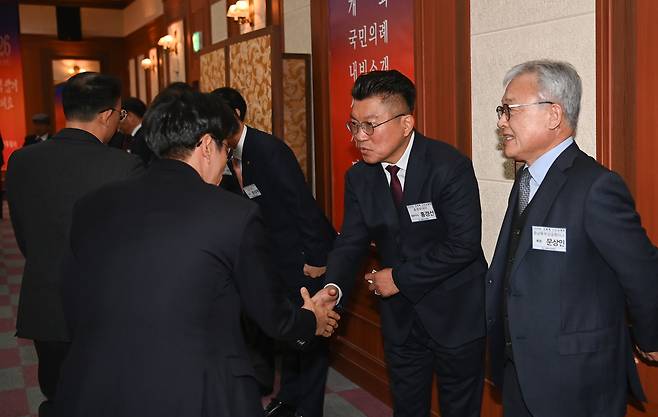 홍경선 충청투데이 대표이사 사장과, 문상인 충남북부상공회의소 회장이 7일 충남 천안시 충남북부상공회의에서 열린 2026년 경제계 신년교례회에 참석한 내빈들과 악수를 하고 있다. 김주형 기자 kjh2667_@cctoday.co.kr