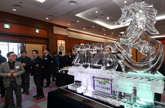 7일 충남 천안시 충남북부상공회의소에서 2026년 경제계 신년교례회가 열린 가운데 행사장에 병오년 얼음조각이 설치돼 있다. 김주형 기자 kjh2667_@cctoday.co.kr