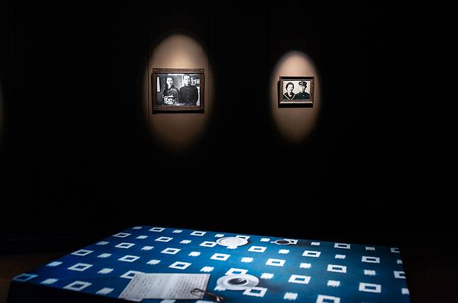 사진 위로부터 일본 우토로평화기념관 외벽에 걸린 생명평화미술행동 작가들의 대형 걸개그림 ‘피어라 민들레’, 우토로 아트 페스티벌 마당극, 기슬기 작가 ‘우리가 가장 아름다웠을 때’ 전시 전경.