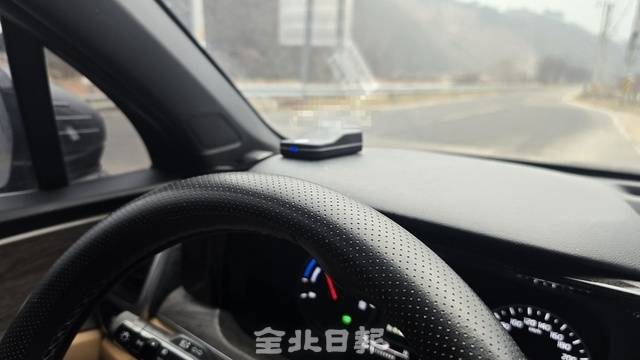 7일 진안군에서 만난 김씨의 차량에 페달 오조작 방지 장치의 본체가 설치되어 있다. /김문경 기자