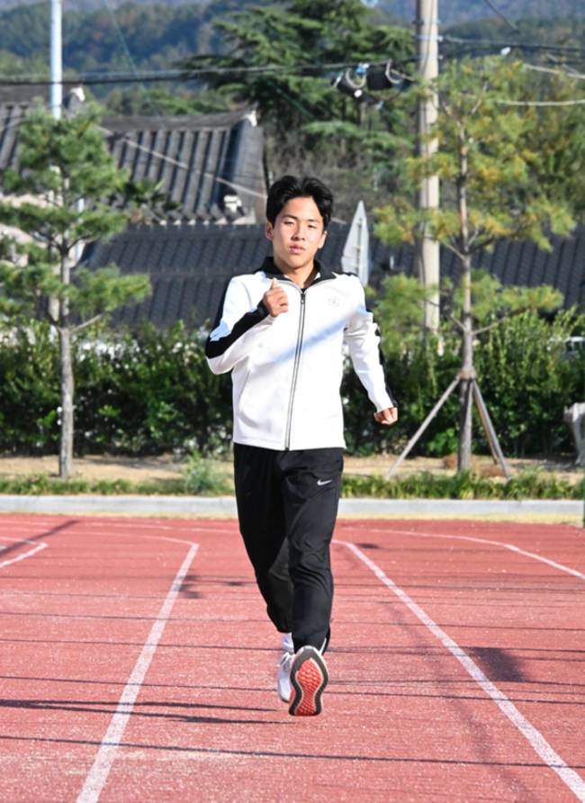 밀양중학교 운동장에서 경보 훈련 중인 유영민 학생. /김구연 기자