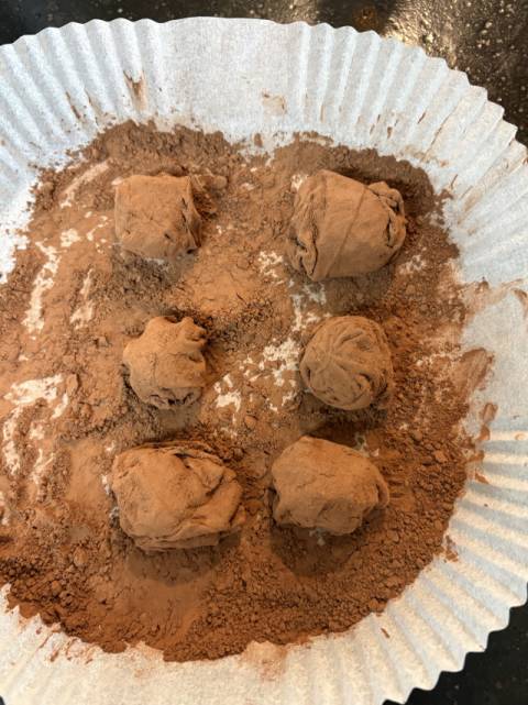 물에 적신 라이스페이퍼에 두쫀쿠 속을 감싸 코코아 가루에 굴리면 완성이다.