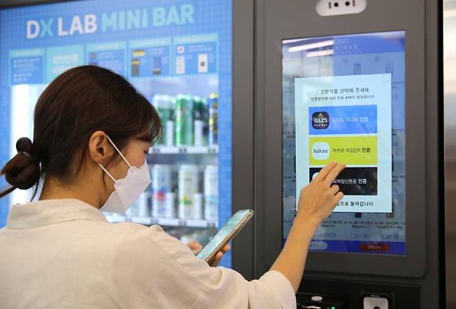 모델이 GS25 DX LAB점에 설치된 주류 무인 자판기에서 성인인증을 하고 있다. / 사진=GS25